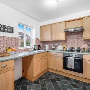 Station & Shops 3min Walk I Heathrow 15 Mins I X2 Ensuites I Parking X2 Holiday home Langley Marish